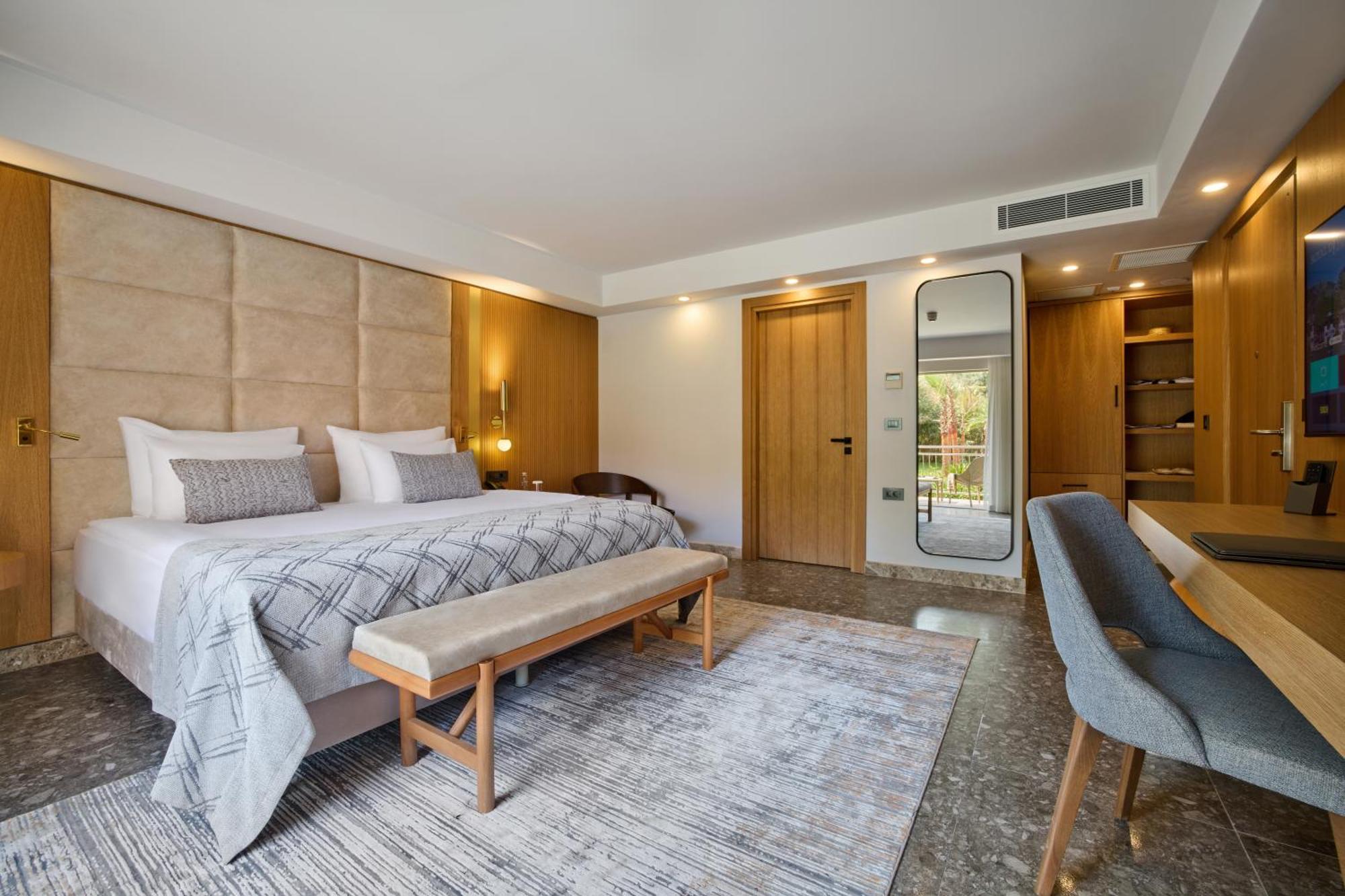Superior Room with 1 double bed and sofa Garden side
